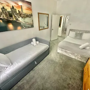 Homely In The Heart Of Town Centre - Sleeps 6 Apartment